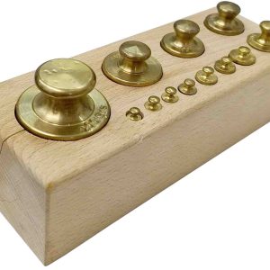 CONJUNTO DE 12 PESAS DE LATON PARA BALANZAS DE 1 A 1000GRAMOS. CON SOPORTE DE MADERA.