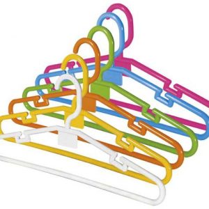 PERCHA INFANTIL DE PLASTICO PARA ARMARIO EN SET DE 6 UNIDADES DE DIFERENTES COLORES OPACOS DE JUYPAL 10232.