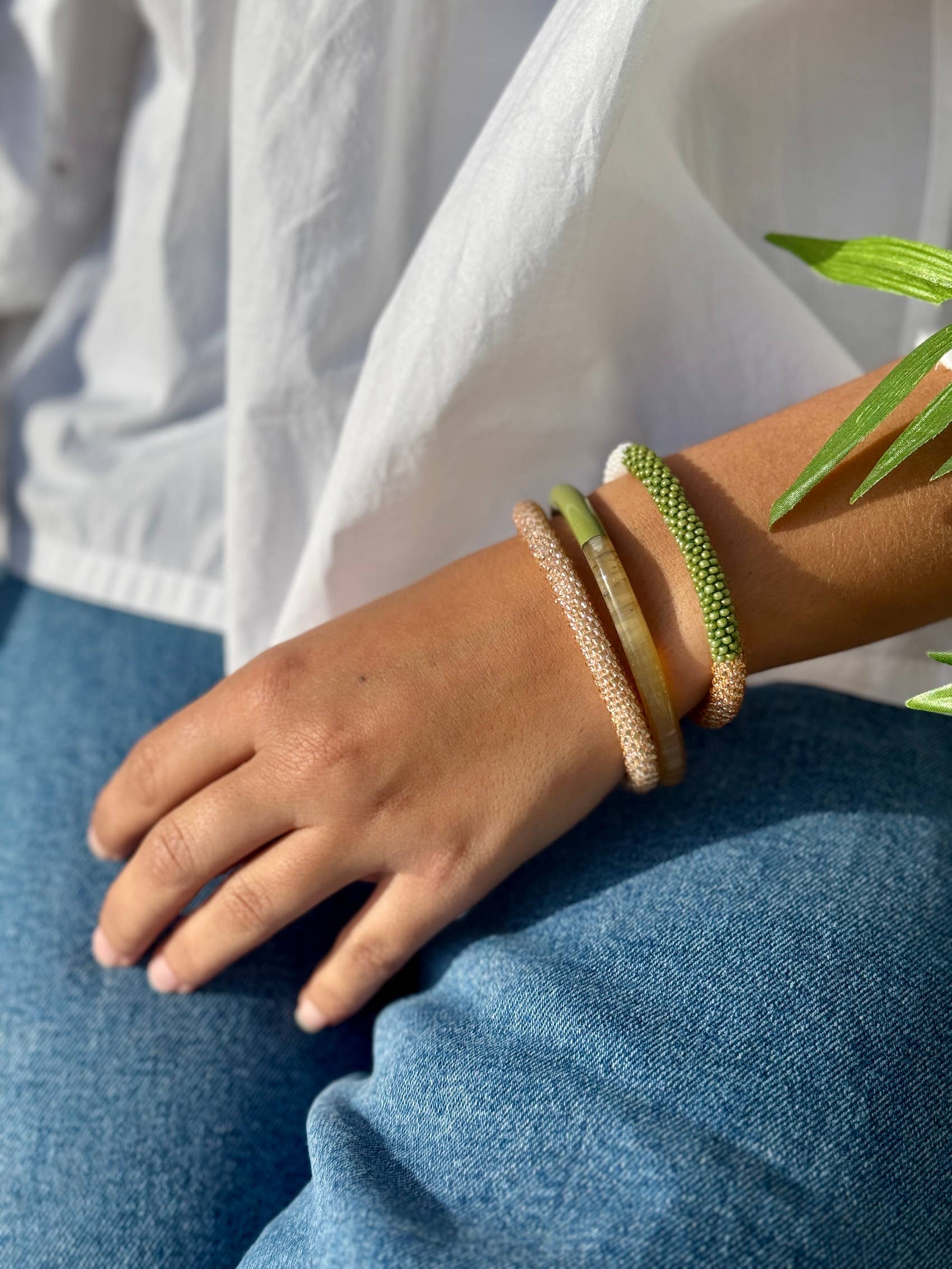 Pulsera nepalí tricolor verde oro y blanco - Imagen 4