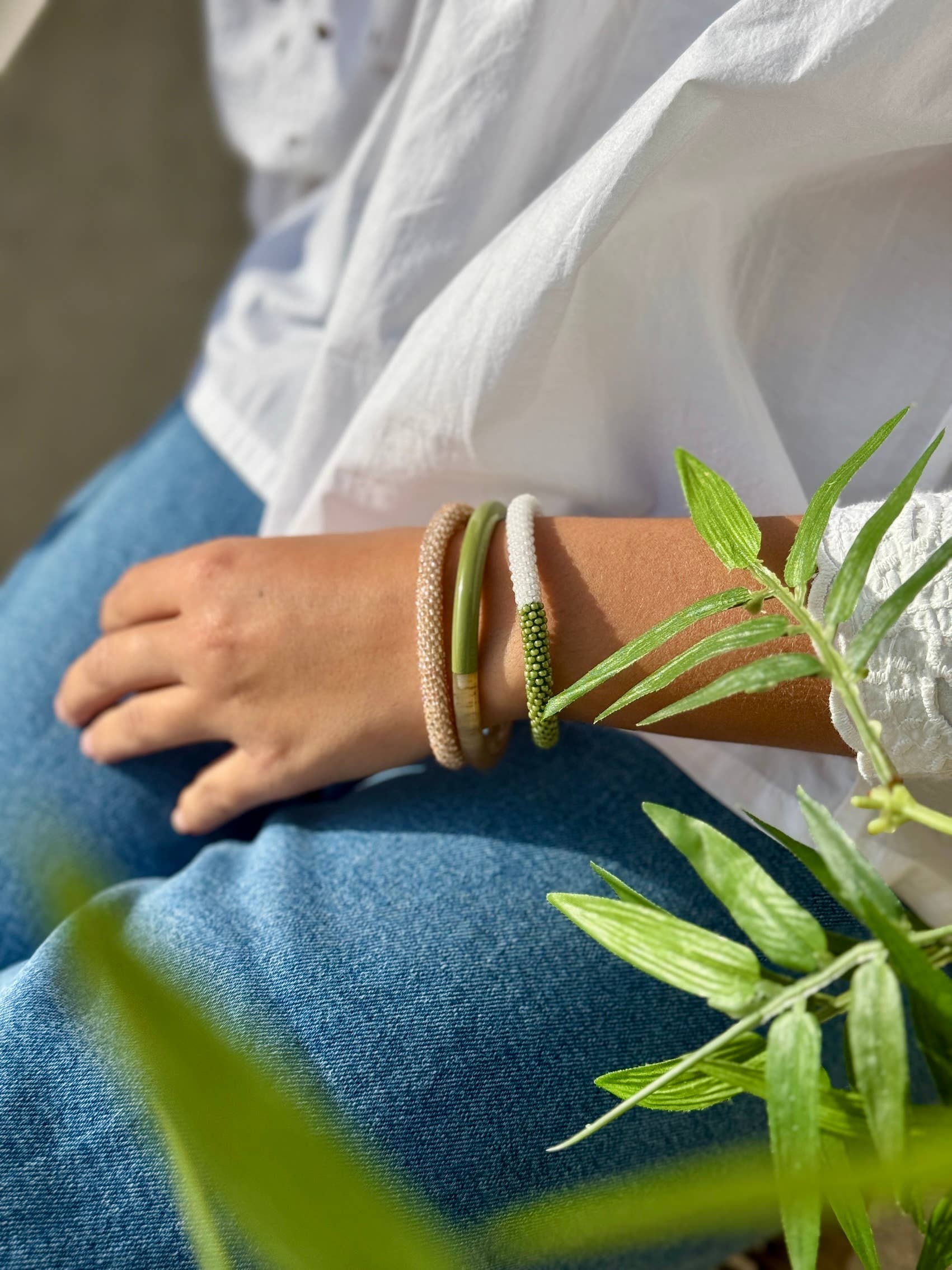Pulsera nepalí tricolor verde oro y blanco - Imagen 3